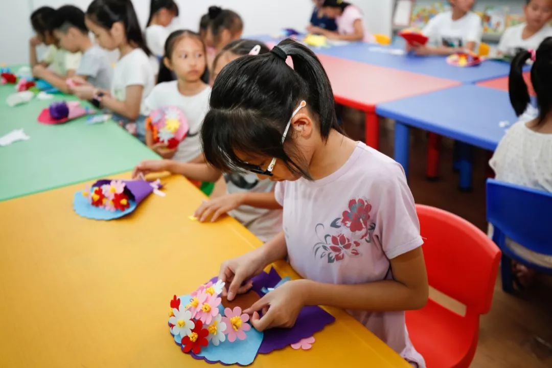 童心巧手頌黨恩 德慶縣圖書館第28期“少兒書香學堂”手工花制作活動回顧