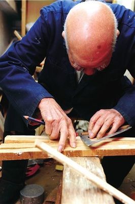 百歲巧手傳溫情，千把馬扎贈鄰里——老木匠的工匠精神與社區情誼